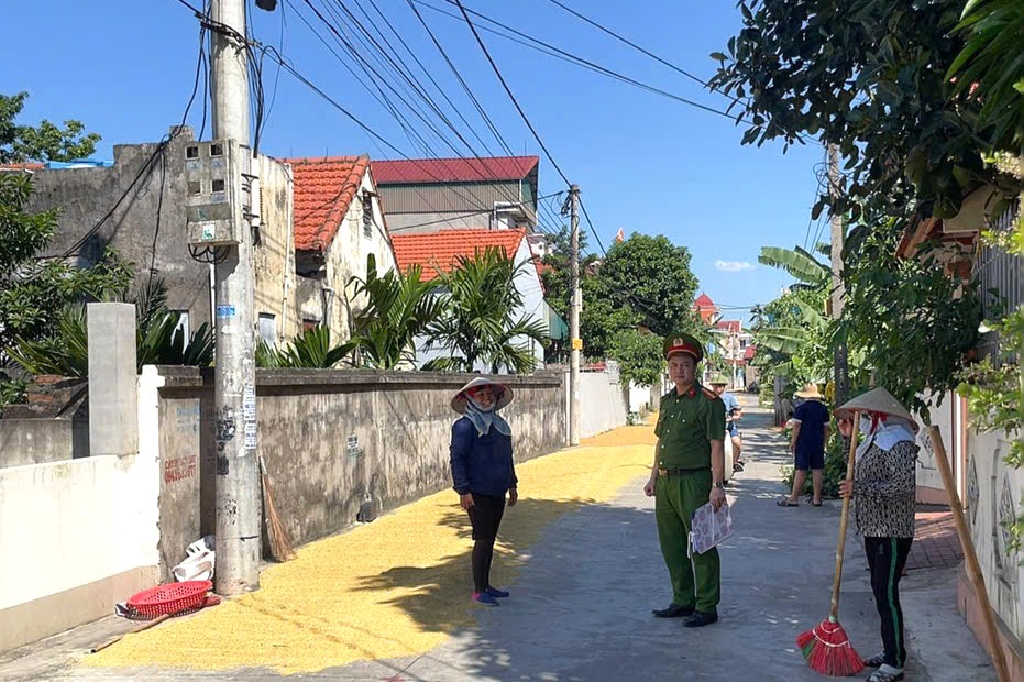 Công an xã Trường Tân tuyên truyền pháp luật về an toàn giao thông mùa thu hoạch